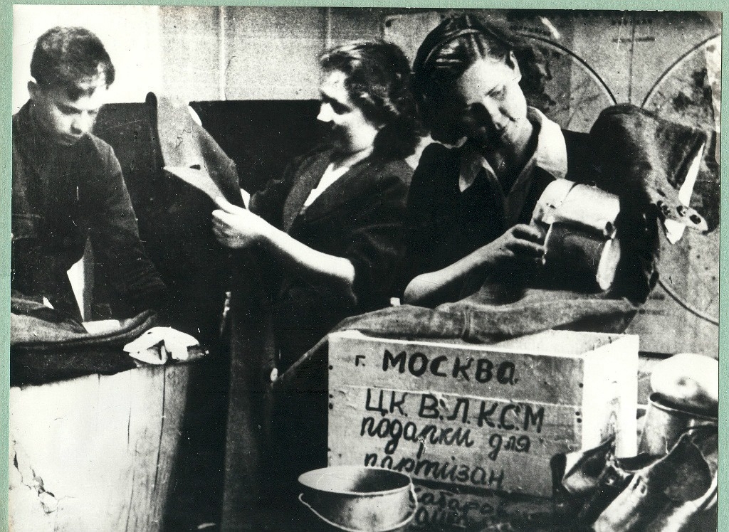 Birobidzhan women collect parcels to the front. 40s