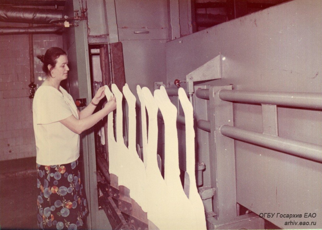 Formation of hosiery products in a painting and outlet workshop. 1984