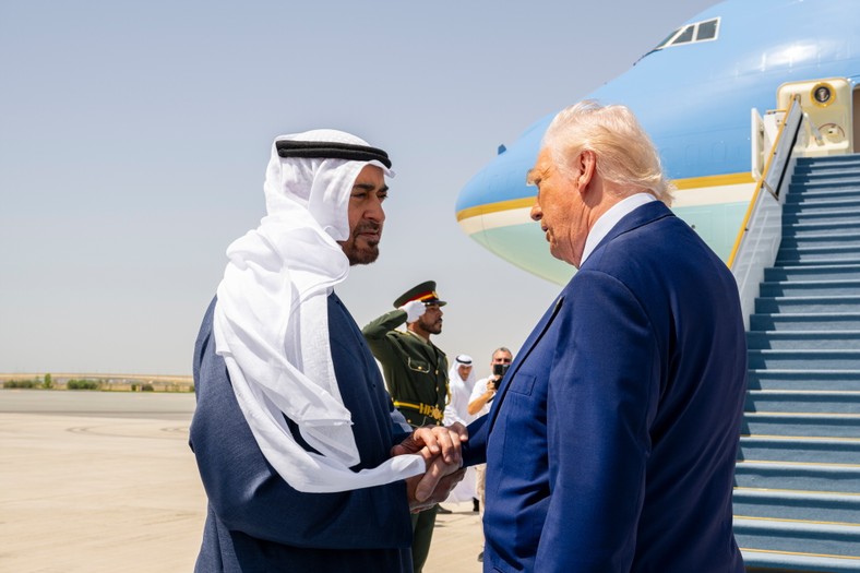 Szejk Muhammad Ibn Zajid al Nahajjan, President of the United Arab Emirates, saying goodbye to Donald Trump at the Airport in Abu Dhabi, May 16, 2025.