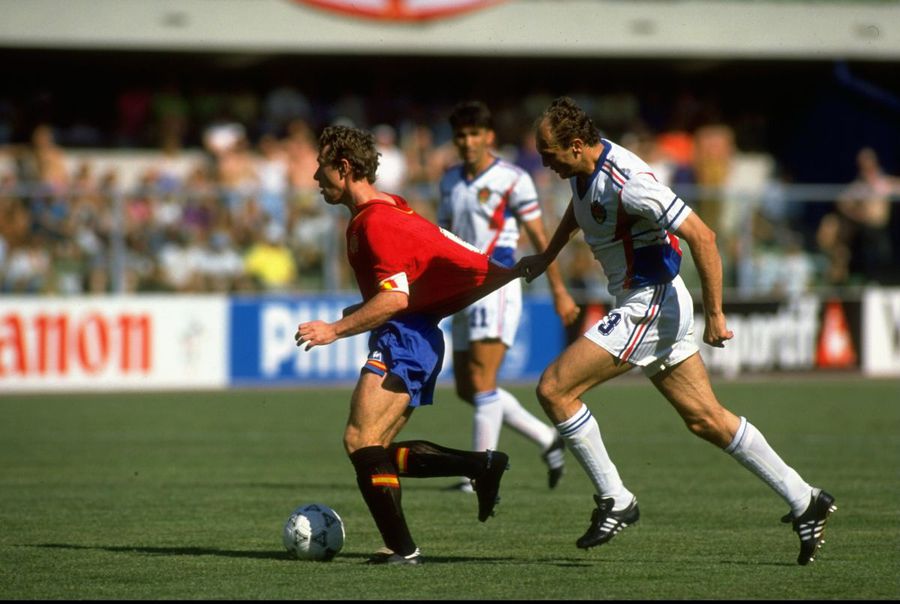 Imagine din meciul Iugoslavia-Spania, 2-1, din optimile de finală ale CM 1990 Foto: Guliver / Getty Images 20 de nopți nedormite » Din bețiv și ignorant a devenit un fotbalist de legendă!