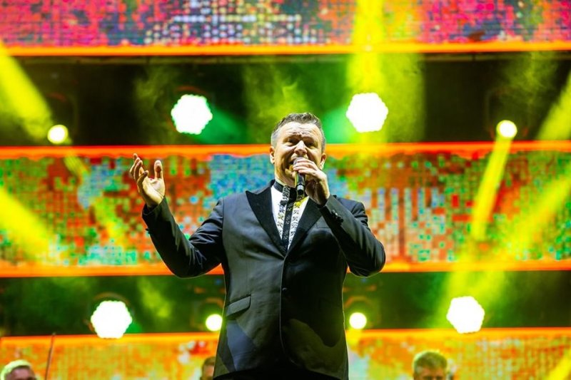 One of the most famous popular music singers in Romania announces who will vote in the 2nd round of May 18: