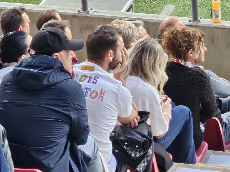 Tachtsidis, with his hand to the jaw, watching the match in the stands, fixed behind the CFR technical bank What was not seen on TV in the final of the Cup: another show of Superdan,