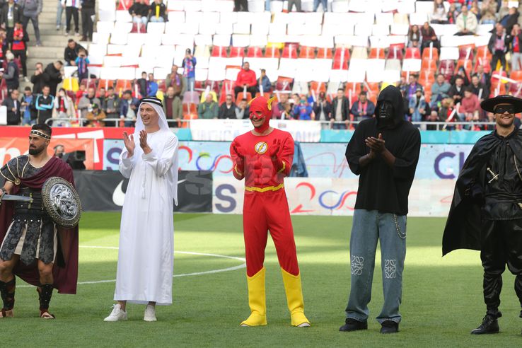 FCSB players disguised on the stadium/ photo: Ionuț Iordache GSP