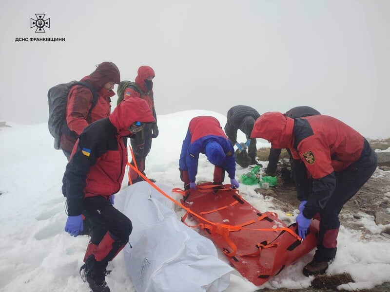 From the snowy highlands of the Carpathians, rescuers took out a dead tourist. Video