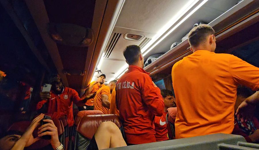 Strong images captured by GSP in CFR bus: Music Bubuie, Camora and players sing and dance, Louis Munteanu with look at Lamine Yamal