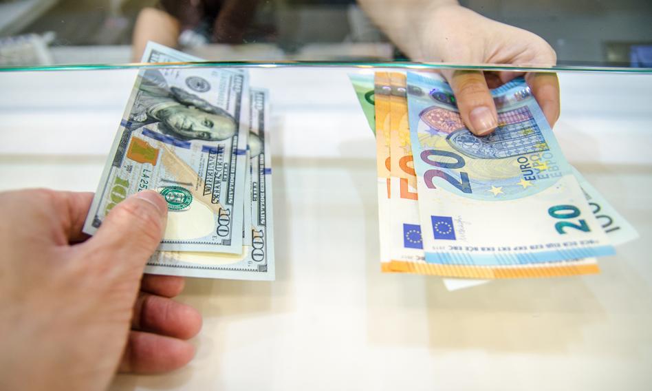 The zloty did not gain on decisions from America. Euro below PLN 4.25