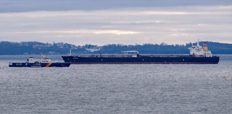 Belonging to the Russian shadow fleet, Eventin tanker. Before Niełłoń, the Federal Police Ship BP82 Bamberg, Germany, the Baltic Sea, January 12, 2025.