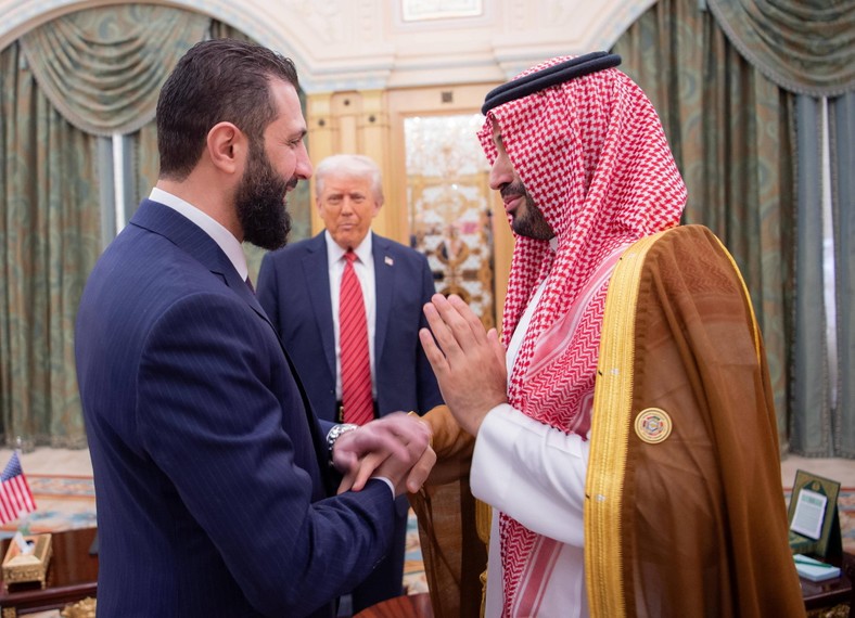 Welcome to Ahmed Ash-Szar, President of Syria, with Muhammad Ibn Salman. In the background, US President Donald Trump. Riyadh, May 14, 2025