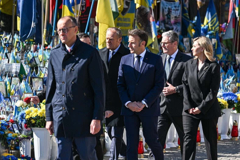 From the left: German Chancellor Friedrich Merz, Prime Minister Donald Tusk (at the back), President of France Emmanuel Macron, Prime Minister of Great Britain Keir Starmer (at the back) and the first lady of Ukraine Olena Złeska during the ceremony of submitting a candle at the Maidan of Independence in Kiev, May 10, 2025.
