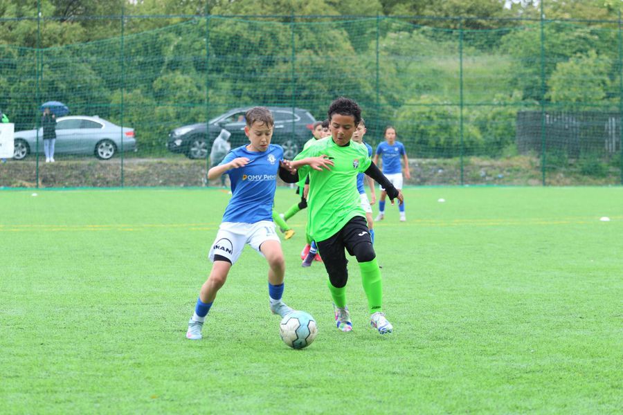 Antony (right), Eric's second boy, started football Eric de Oliveira, impatient to play against Ronaldinho: