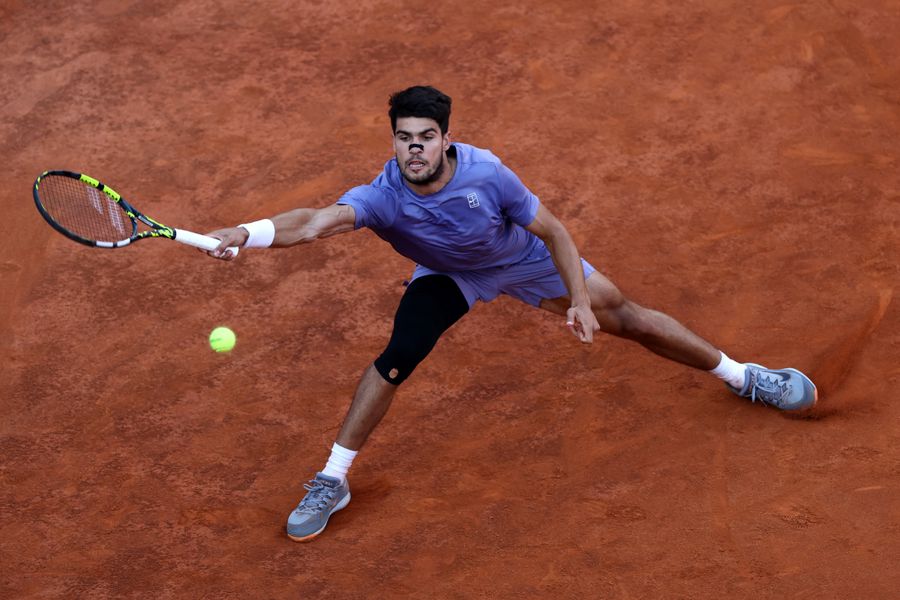 Carlos Alacaraz on the slag from Rome Photo Guliver/Gettyimages Carlos Alcaraz won the Rome tournament by defeating Jannik Sinner in the final