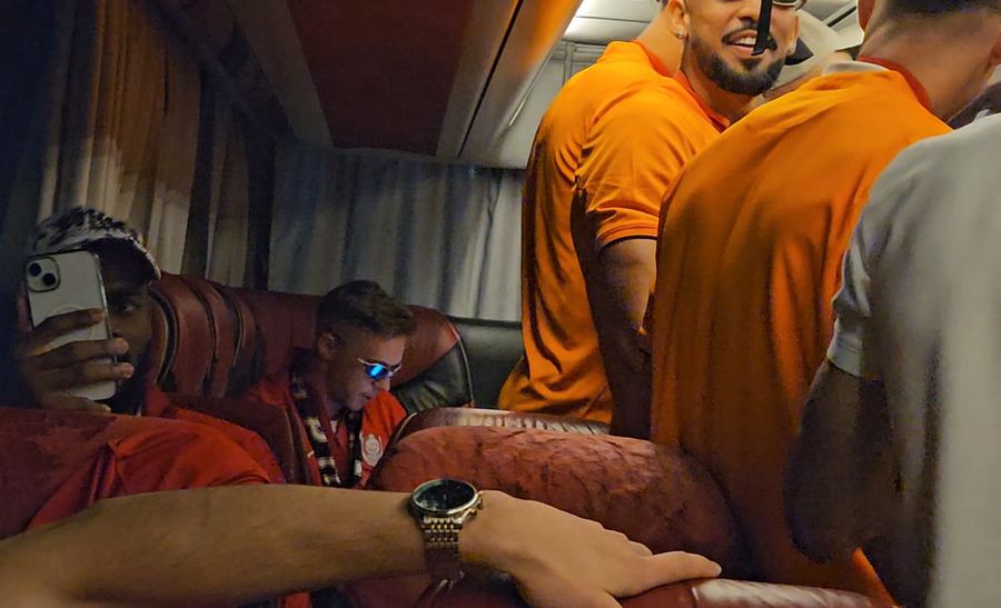 Louis Munteanu prepared to get selfie Strong images captured by GSP in CFR bus: Music Bubuie, Camora and players sing and dance, Louis Munteanu with look at Lamine Yamal