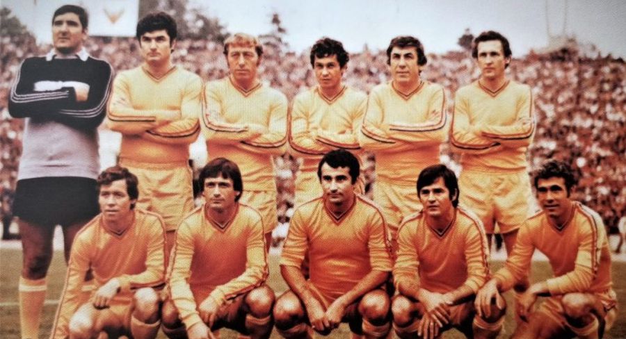 România 1970. Dembrovschi, primul din dreapta, sus Drama celui mai bun jucător al României la Mondialul din '70: chinuit de boala Parkinson, își îngrijește soția imobilizată la pat! » „Nici nu mai știu de când n-am mai reușit să văd un meci cap-coadă”