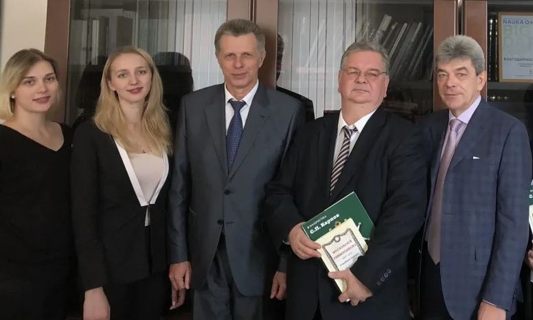 Sergei Guszkow (in the middle)