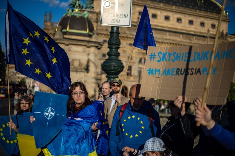 People holding the flags of Ukraine and the EU and banners supporting Ukraine on Europe in Prague, the Czech Republic, May 9, 2025.