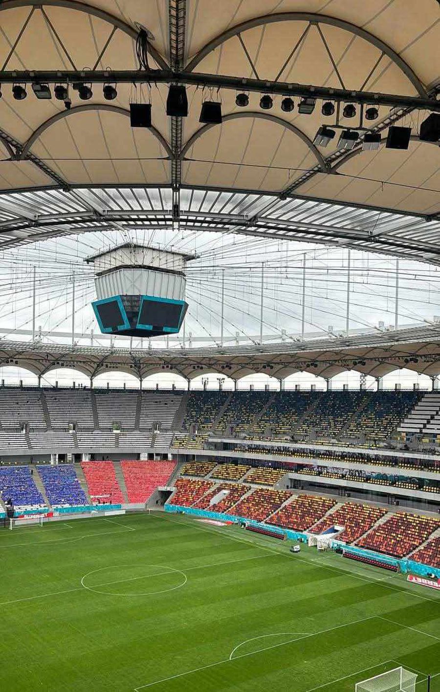Pregătiri înainte de FCSB - Universitatea Craiova // foto: Facebook FCSB - Universitatea Craiova, fiesta roș-albastră din stadion până în Piața Constituției: toate detaliile în timp real din ziua în care campioana primește marele trofeu!