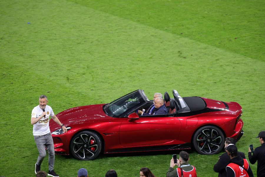 Ilie Nastase brought the FCSB trophy Anthological images »FCSB received the champion trophy