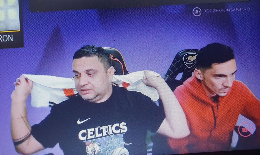 Petruța Alexandru, alias stero (left), wore the shirt received from the gift from Ivan Amazing images: Andrei Ivan appeared masked with wig, glasses and cap on a casino rival site, while Craiova had a match in the play-off!