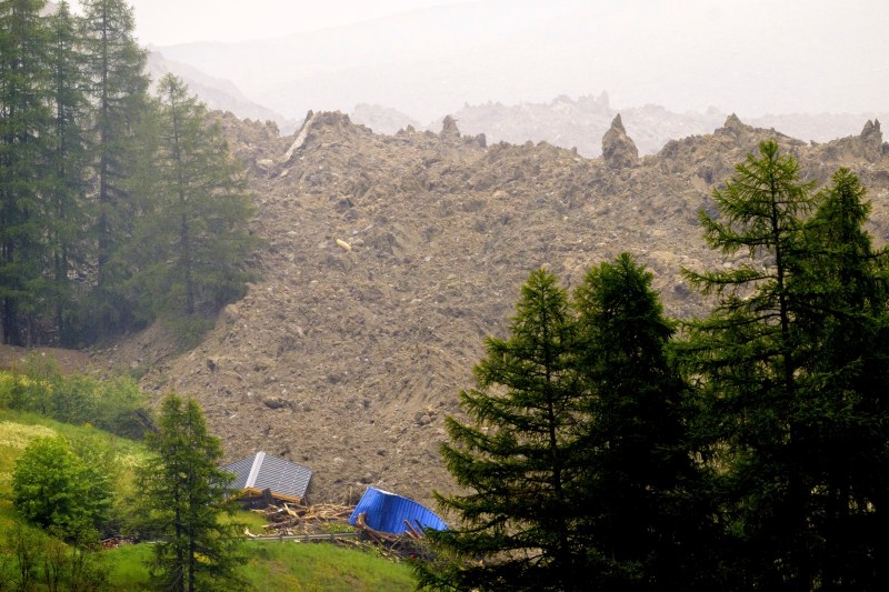 Video a glacier crashed into the Swiss Alps and buried a village, under an avalanche of ice, mud and stones / a missing person / dramatic moments, surprised in pictures