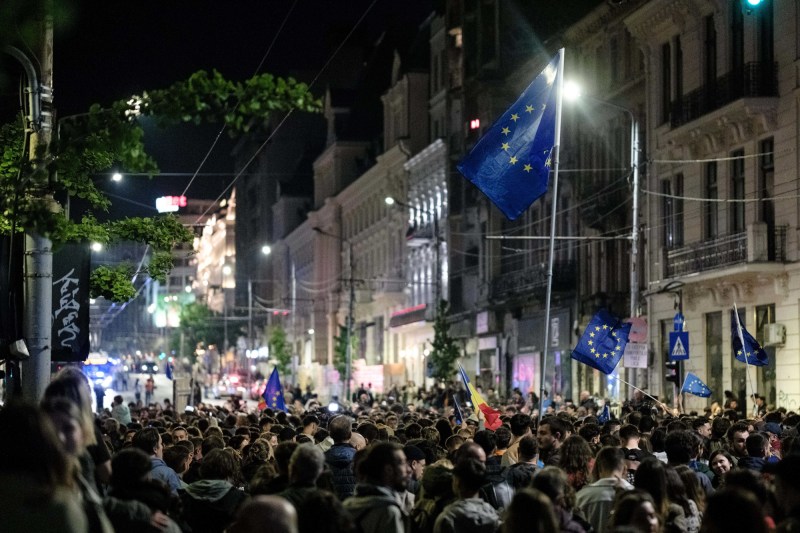 Video thousands of people now at Nicușor Dan's campaign headquarters: 