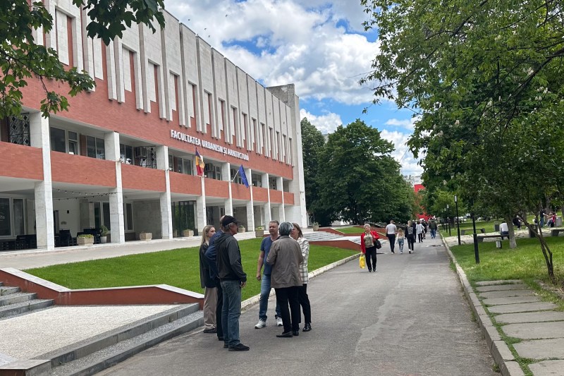 Voters next to a Chisinau voting section. Photo: Oxana Bodnar / Hotnews