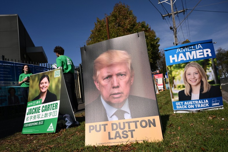 Electoral posters during the campaign in Australia. Inside, a poster with a photo of the conservative leader of Peter Dutton, created by artificial intelligence, combined with a photo of Donald Trump (Dutton is actually bald) and signature: "Leave Dutton at the end"