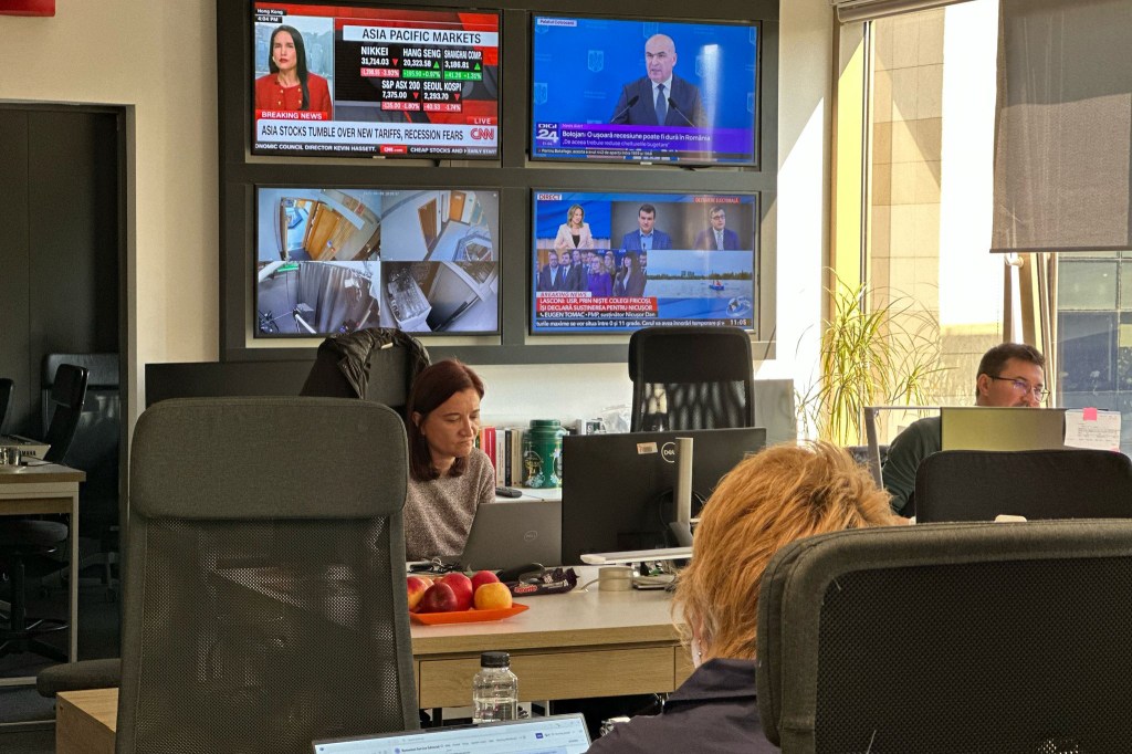Journalists from the editorial office of Free Europe Romania, after the summary meeting. Photo Hotnews/ Adelina Mărăcine