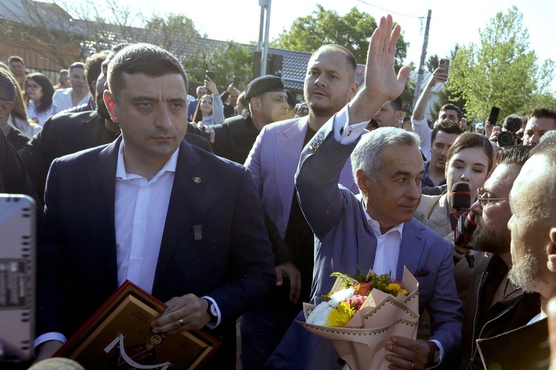 George Simin and Calin Georgescu after voting in the first round of presidential elections. Mogosoaia, May 4, 2025.
