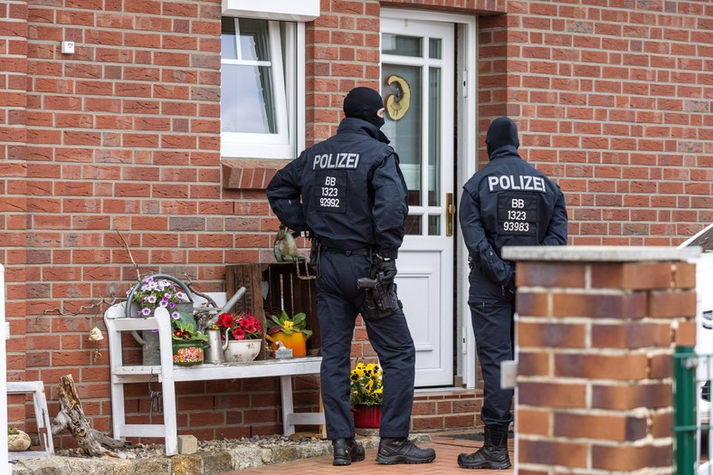 Police on the way to the search of the building. Altdoebern, May 21, 2025