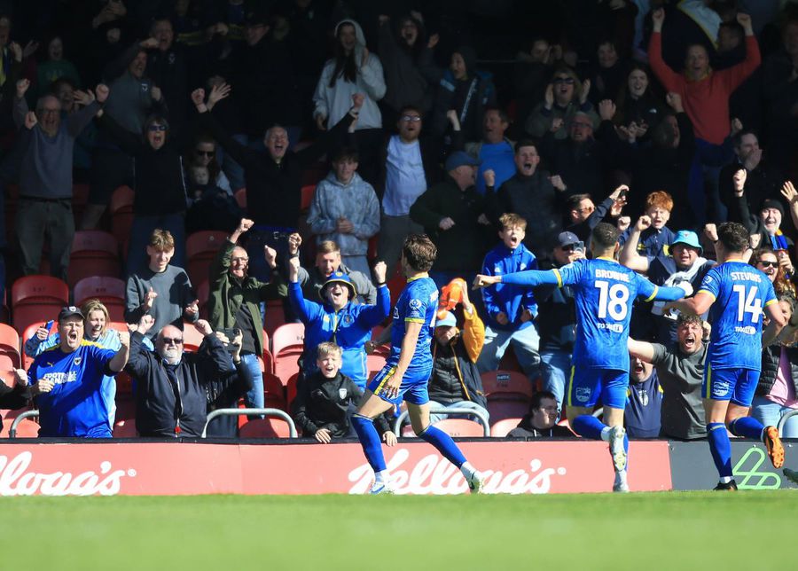 Sam Hutchinson's joy after Victoria's goal scored for Wimbledon in the match with Grimsby (1-0) / Photo: Imago Shocking. He gave the victory goal after he had a heart attack! »The midfielder Na found out that he was bad than when he arrived at the hospital