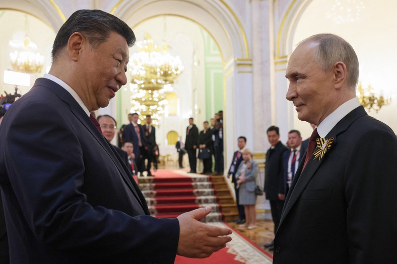 Xi Jinping and Vladimir Putin in Moscow, May 9, 2025 (illustrative photos)