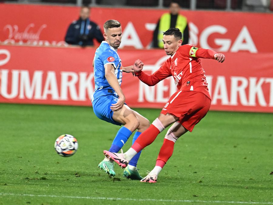 Valentin Costache (right), Uta Arad's midfielder. Photo: Imago Images He entered directly and said everything: