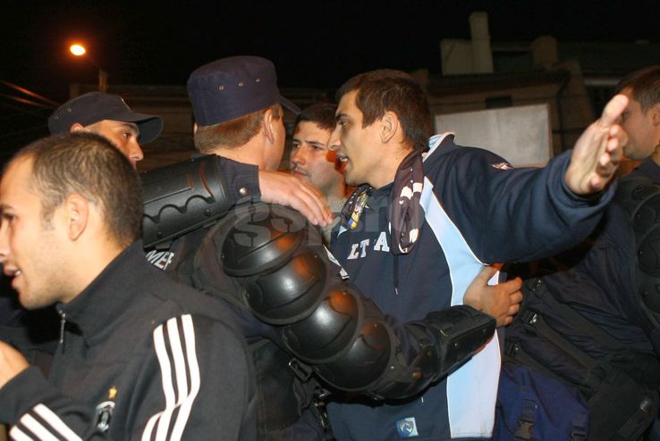 George Simion is fighting with the gendarmes, before the match Romania - France from October 2008