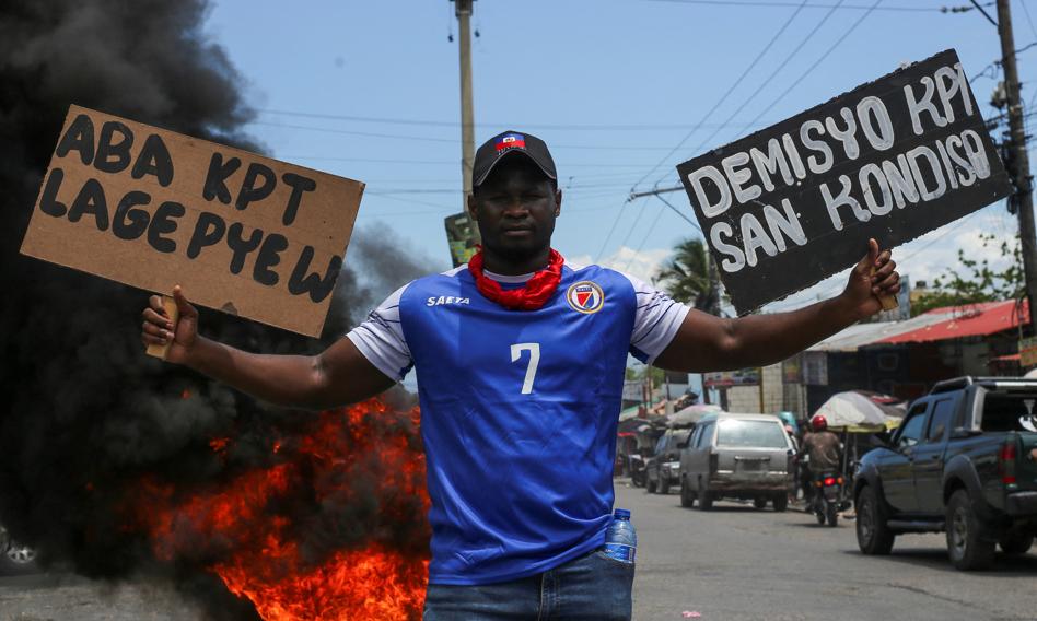 The capital of Haiti without electricity. The protesters broke into the power plant