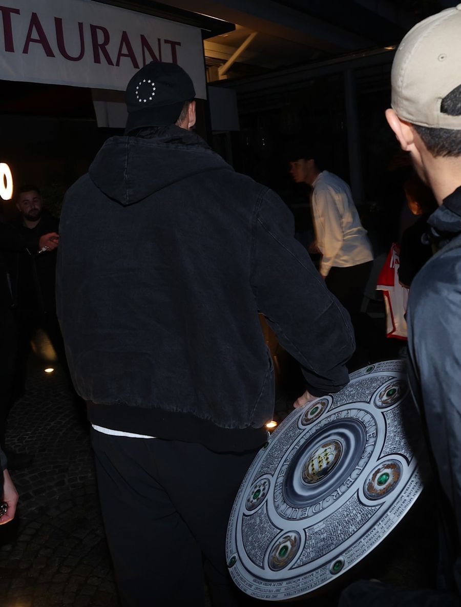 Leon Goretzka brought a cardboard trophy to the party / photo: Bild Leverkusen ruined Bayern's party »Only 4 players at the restaurant, Neuer cooked at home!