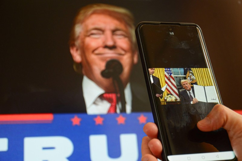 The Trump administration asks embassies around the world to stop foreign students' visa interviews. US wants to take over the Posts of Social Media