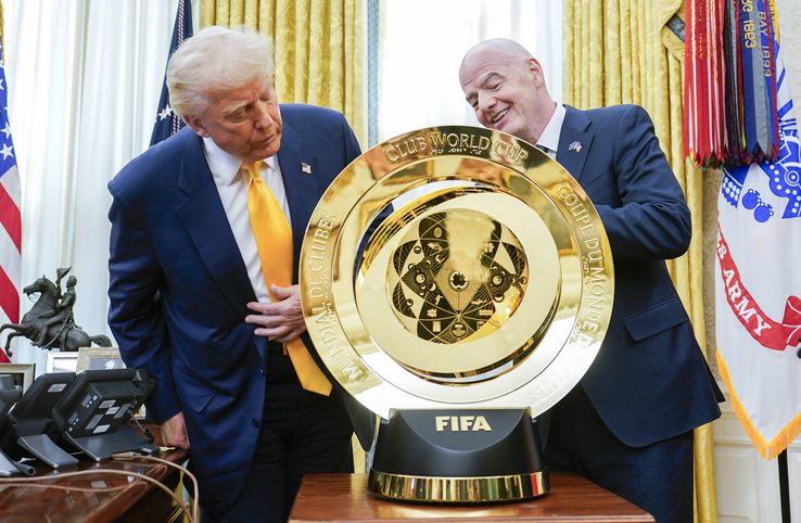 Donald Trump, along with Infantino and the World Club Cup trophy/ photo Imago Images