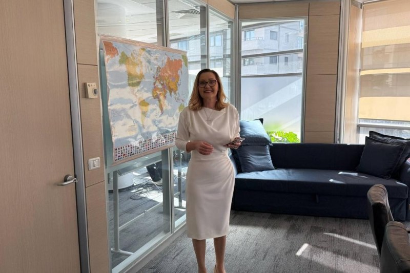 Elena Lasconi, alone in the campaign headquarters. Photo: Antena 3