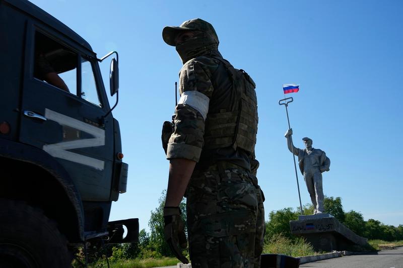 War in Ukraine: Russian flag trembled by Russian forces in Mariupol, Photo: AP / AP / Profimedia