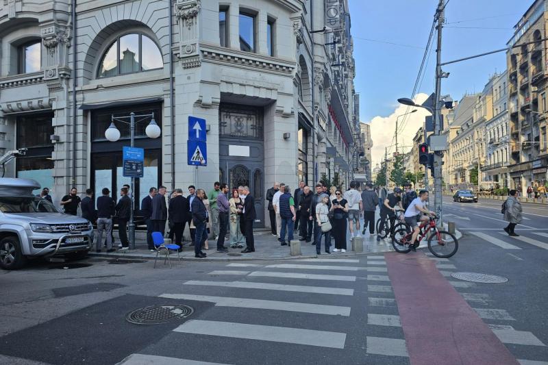 The supporters are waiting for Nicușor Dan in front of the campaign headquarters. Photo: HotNews / Laurențiu Ungureanu