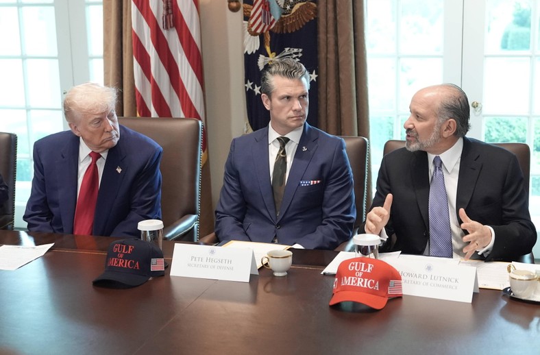 US President Donald Trump (L), defense secretary Pete HegeSeth (Ś) and Secretary of Trade Howard Lutnick during the office of the office in the office room of the White House in Washington, USA, 30 April 2025.