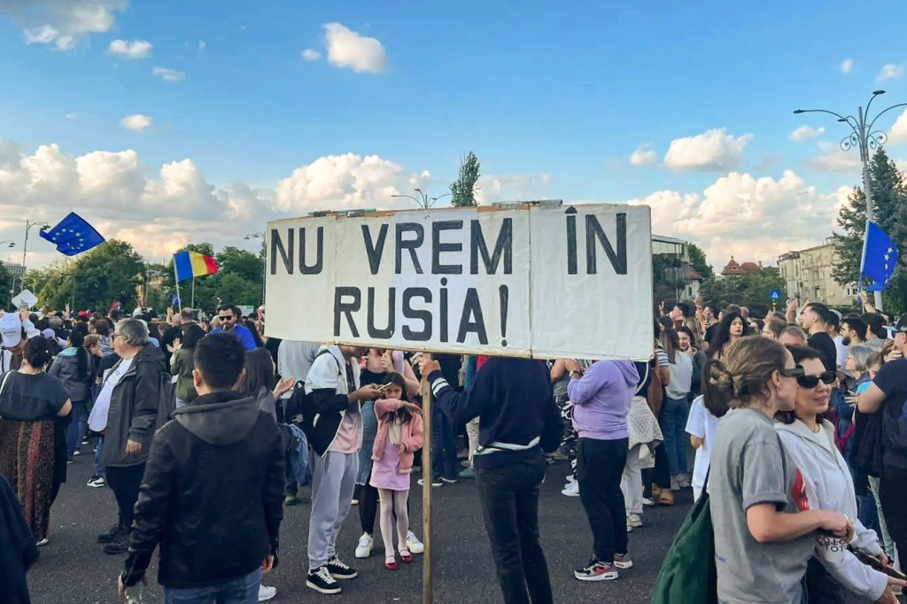 Banner displayed at the support meeting for the independent candidate Nicușor Dan. Photo source: HotNews.ro / Laurențiu Ungureanu