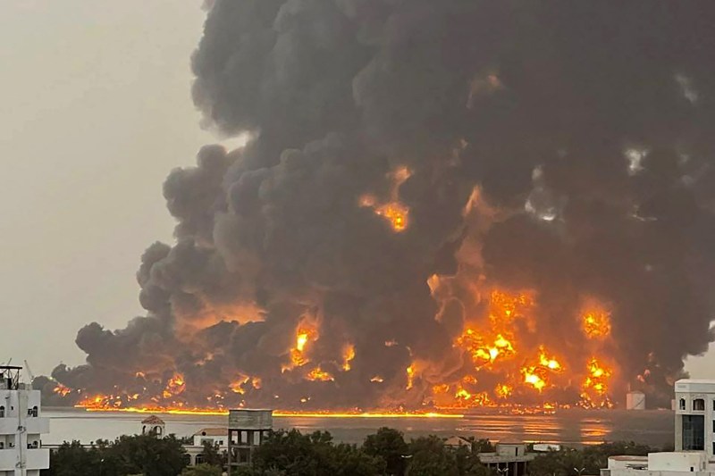 Fire in the city of Hodeida controlled by Houthi rebels in Yemen, after an Israeli / photo attack: AFP / AFP / Profimedia