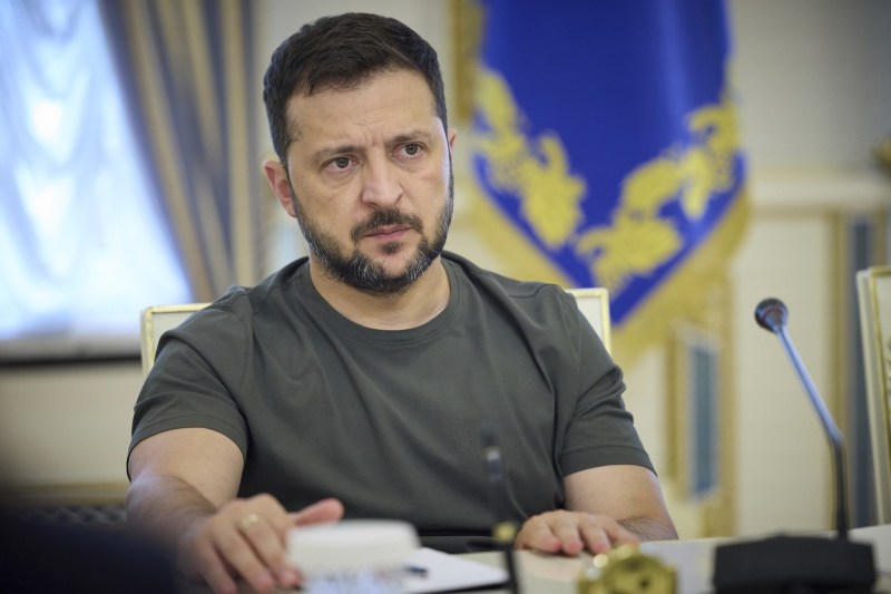 Volodimir Zelenski announces that he left a literary fair with a book about the history of assassinated dictators / 