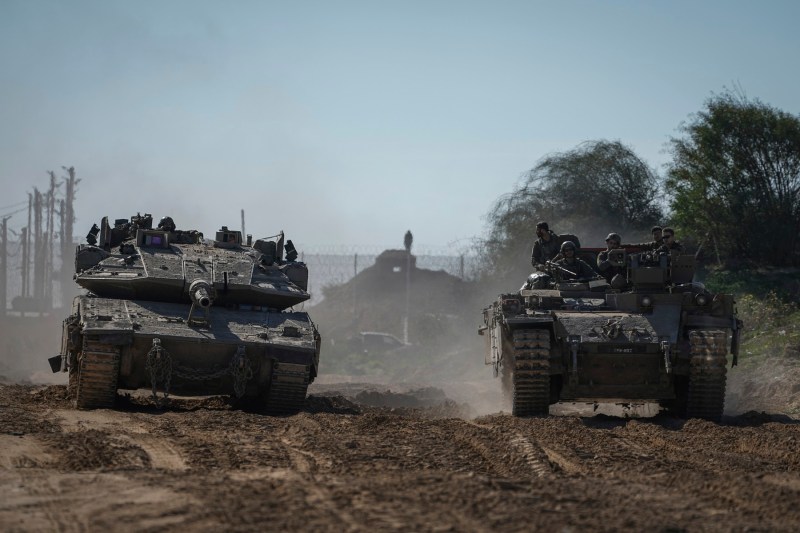 Israel calls under thousands of reservists. Regrouping for a new offensive