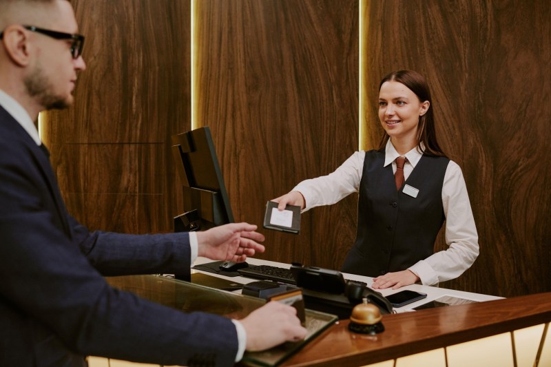 More and more UK hotels ask customers to come to check-in only at 5:00 pm and leave as early as the next day