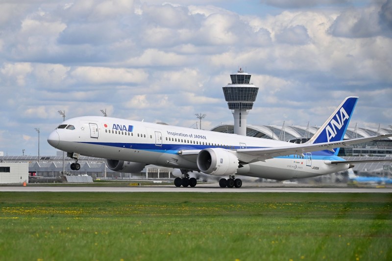 Air race diverted in the US after a passenger wanted to open the aircraft door. Another traveler had
