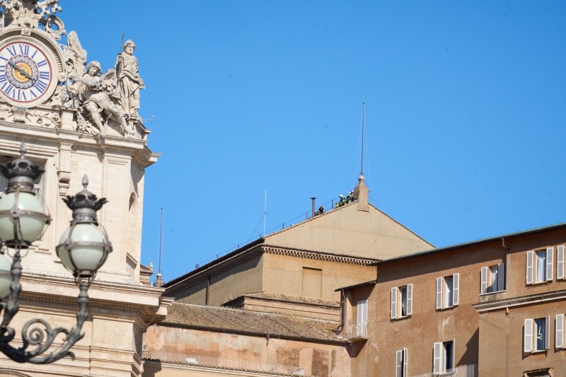 PHOTO started the Vatican preparations for the conclave who will choose the new Pope. What appeared on the roof of the Sixtine chapel