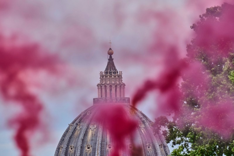 Video pink smoke over conclave. Fumigeni revolt before the choice of new pope