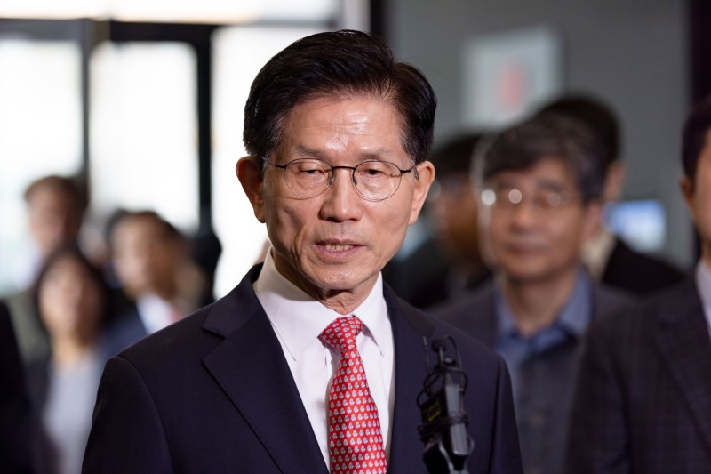 Desnode in the crisis of designation of the conservative candidate for presidentials in South Korea. One of the candidates accepts the party's decision 
